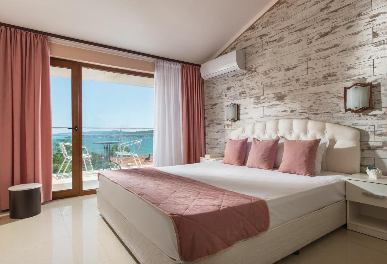 Хотел семеен Golden Place 3*