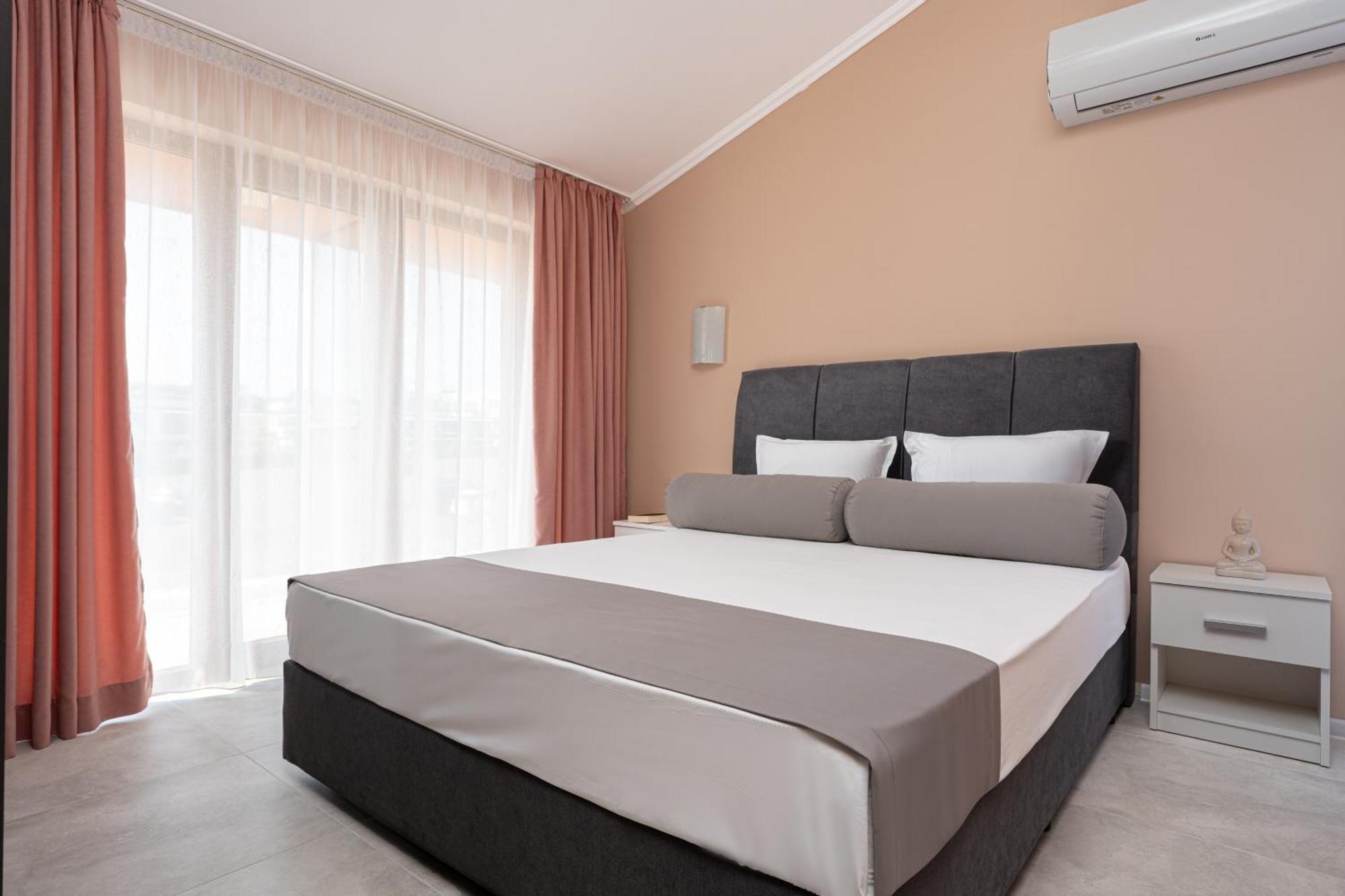 Golden Place 3*